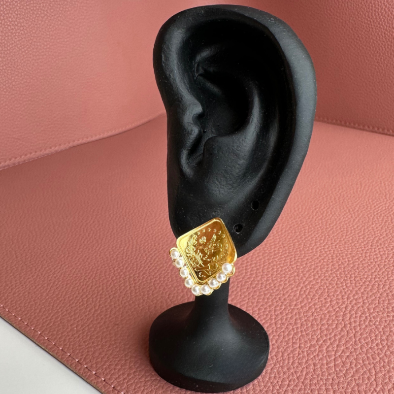 Quarter Girl Earrings with Pearl (Medical Closure)